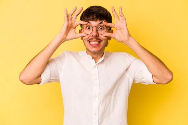 Jovem Caucasiano Isolado Fundo Amarelo Mantendo Olhos Abertos Para Encontrar — Fotografia de Stock