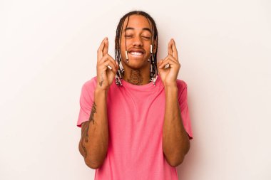 Genç Afrikalı Amerikalı adam beyaz arka planda izole edilmiş şans diliyor.