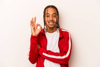 Beyaz arka planda izole edilmiş genç bir Afrikalı Amerikalı göz açıp kapayıncaya kadar iyi bir jest yapıyor..