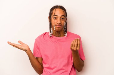 Beyaz arka planda izole edilmiş genç Afro-Amerikalı adam, kadının hiç parası olmadığını gösteriyor..