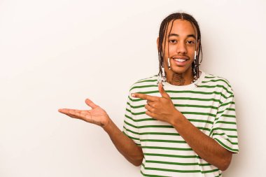 Beyaz arka planda izole edilmiş genç Afro-Amerikalı adam Palm 'da bir fotokopi alanı tutarken heyecanlı..