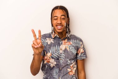 Genç Afrikalı Amerikalı adam beyaz arka planda izole edilmiş. İki numarayı parmaklarıyla gösteriyor..