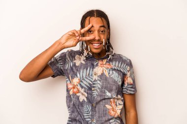 Genç Afrikalı Amerikalı adam beyaz arka planda dans ediyor ve eğleniyor..