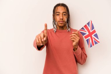 Beyaz arka planda izole edilmiş İngiliz bayrağı tutan genç bir Afro-Amerikalı parmak ile bir numarayı gösteriyor..