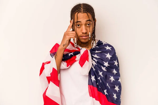 Joven Hombre Afroamericano Sosteniendo Una Bandera Americana Aislada Sobre Fondo —  Fotos de Stock