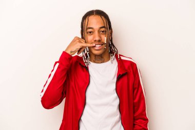 Beyaz arka planda izole edilmiş genç Afro-Amerikalı bir adam parmakları olan bir cep telefonu hareketi gösteriyor..