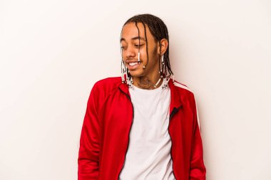 Beyaz arka planda izole edilmiş genç Afrikalı Amerikalı. Gülümsüyor, neşeli ve keyifli..