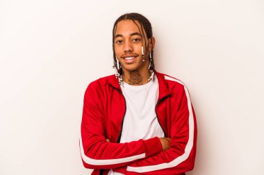 Genç Afrikalı Amerikalı adam beyaz arka planda izole edilmiş mutlu, güler yüzlü ve neşeli..