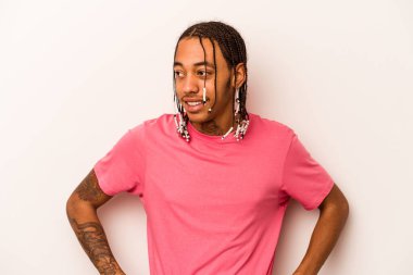 Genç Afro-Amerikalı adam beyaz arka planda izole edilmiş. Kendine güvenen, kalçaları tutan..