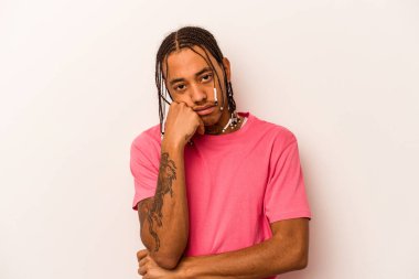 Beyaz arka planda izole edilmiş genç Afrikalı Amerikalı adam tekrarlanan bir görevden bıktı..