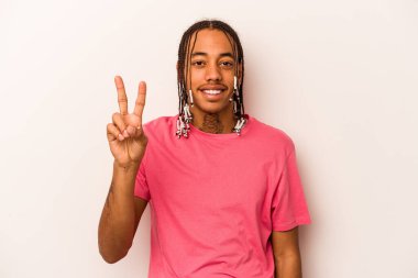 Genç Afrikalı Amerikalı adam beyaz arka planda izole edilmiş. İki numarayı parmaklarıyla gösteriyor..