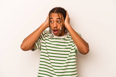 Genç Afrikalı Amerikalı adam beyaz arka planda izole edilmiş bağırıyor, çok heyecanlı, tutkulu, bir şeyden memnun..