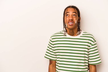 Beyaz arka planda izole edilmiş genç Afro-Amerikalı adam çok kızgın, öfkeli, hayal kırıklığına uğramış diye bağırıyor..