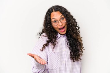 Beyaz arka planda izole edilmiş genç İspanyol kadın selamlama jesti olarak kameraya elini uzatıyor..