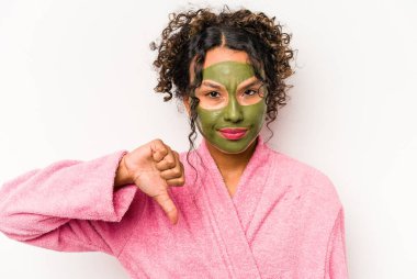 Beyaz arka planda soyutlanmış yüz maskesi takan genç İspanyol kadın hoşlanmadığı bir hareket gösteriyor. Anlaşmazlık konsepti.