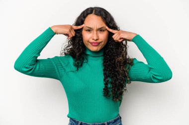 Beyaz arka planda izole edilmiş genç İspanyol kadın bir göreve odaklanmış, işaret parmaklarını işaret ediyor..