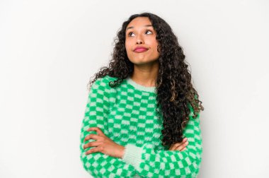 Beyaz arka planda izole edilmiş genç İspanyol kadın tekrarlanan bir görevden yoruldu..