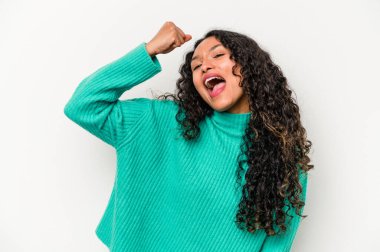 Beyaz arka planda izole edilmiş genç İspanyol kadın zaferi, tutkuyu ve coşkuyu kutluyor, mutlu bir ifade..