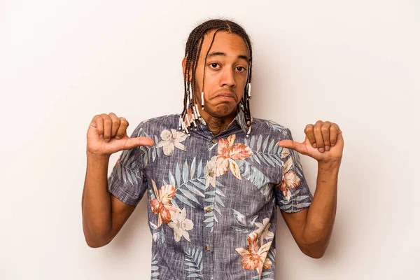 Beyaz arka planda izole edilmiş genç bir Afrikalı Amerikalı gururlu ve kendinden emin..