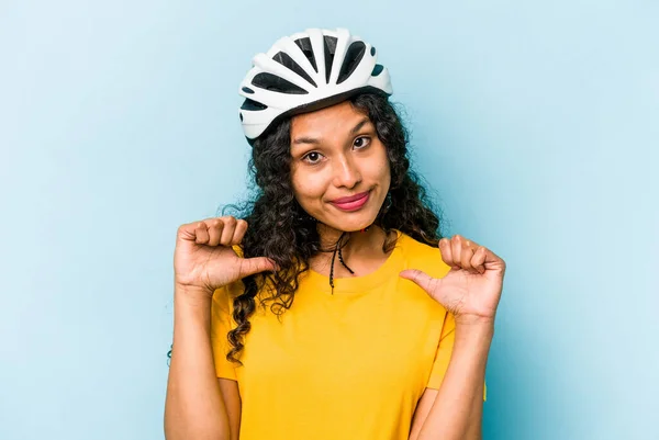 Young Hispanic Woman Wearing Helmet Bike Isolated Blue Background Feels — Foto Stock