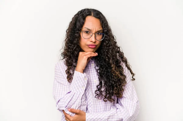 Young Hispanic Woman Isolated White Background Suspicious Uncertain Examining You — Foto Stock
