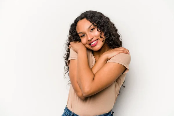 Jonge Hispanic Vrouw Geïsoleerd Witte Achtergrond Knuffels Glimlachen Zorgeloos Gelukkig — Stockfoto