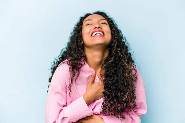 Junge Hispanische Frau Isoliert Auf Blauem Hintergrund Lacht Glücklich Und — Stockfoto