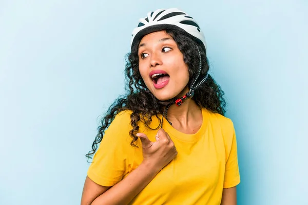 Young Hispanic Woman Wearing Helmet Bike Isolated Blue Background Points — стоковое фото