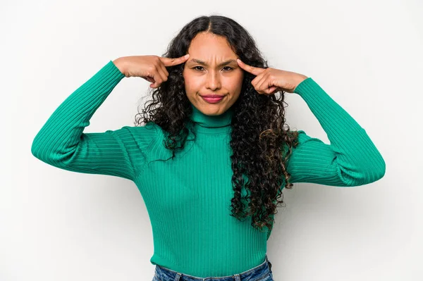 Young Hispanic Woman Isolated White Background Focused Task Keeping Forefingers — Stockfoto