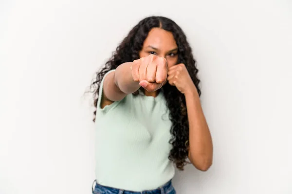 Mujer Hispana Joven Aislada Sobre Fondo Blanco Lanzando Puñetazo Ira —  Fotos de Stock