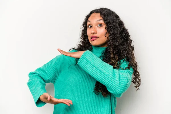 Jeune Femme Hispanique Isolée Sur Fond Blanc Tenant Quelque Chose — Photo