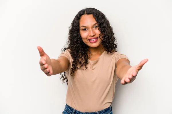 Young Hispanic Woman Isolated White Background Showing Welcome Expression — 스톡 사진