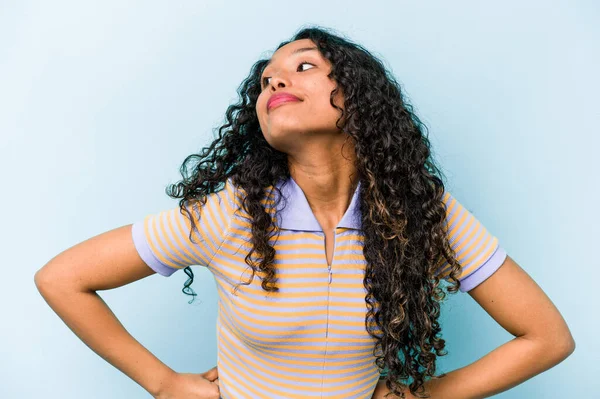 Junge Hispanische Frau Isoliert Auf Blauem Hintergrund Und Träumt Davon — Stockfoto