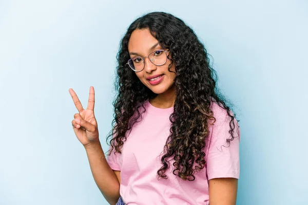 Mujer Hispana Joven Aislada Sobre Fondo Azul Mostrando Signo Victoria —  Fotos de Stock