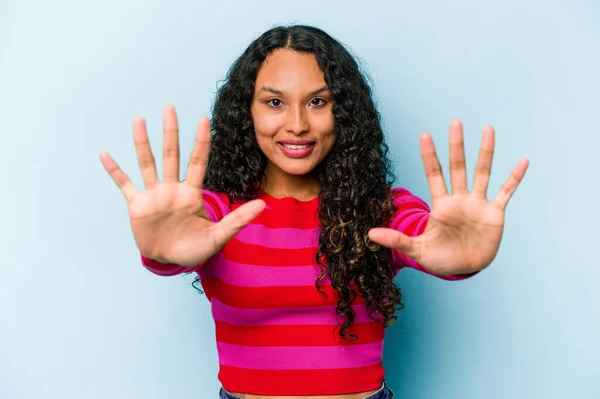 Junge Hispanische Frau Isoliert Auf Blauem Hintergrund Zeigt Zahl Zehn — Stockfoto