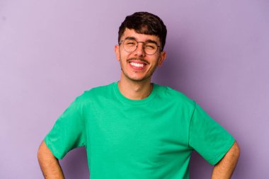 Mor arka planda izole edilmiş genç beyaz adam mutlu, güler yüzlü ve neşeli..