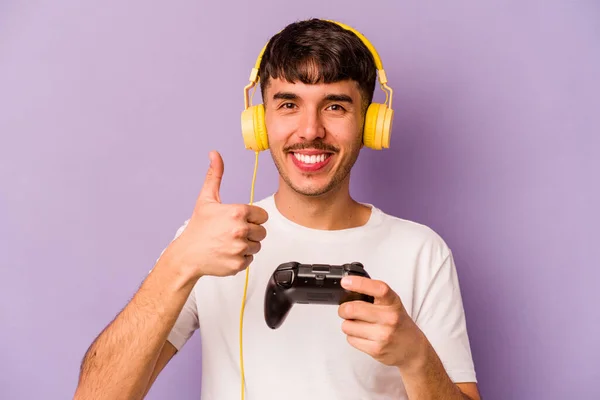 Jovem Hispânico Jogando Com Controlador Videogame Isolado Fundo Roxo Sorrindo — Fotografia de Stock