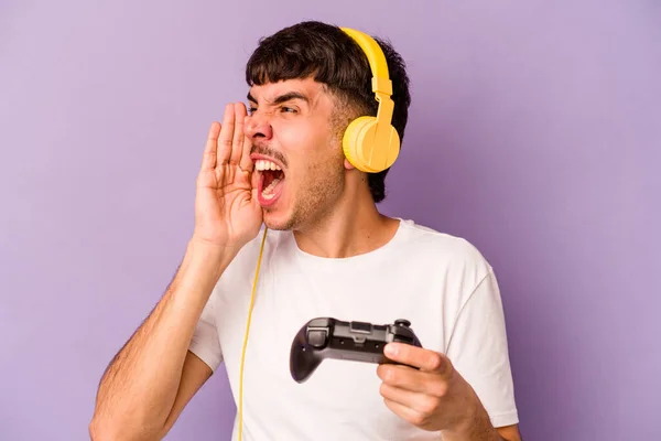 Joven Hispano Jugando Con Controlador Videojuegos Aislado Sobre Fondo Púrpura —  Fotos de Stock