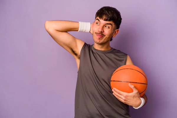 Młody Hiszpański Koszykarz Odizolowany Fioletowym Tle Dotykając Tył Głowy Myśląc — Zdjęcie stockowe