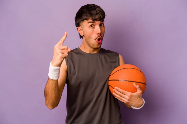 Молодий Іспаномовний Баскетболіст Чоловік Ізольований Фіолетовому Фоні Має Ідею Концепцію — стокове фото