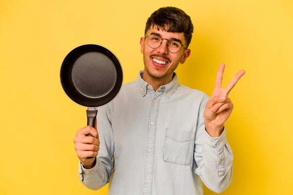 Jeune Cuisinière Hispanique Tenant Poêle Isolée Sur Fond Jaune Joyeux — Photo