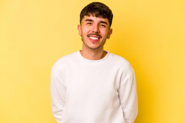 Sarı Arka Planda Izole Edilmiş Genç Beyaz Adam Mutlu Güler — Stok fotoğraf