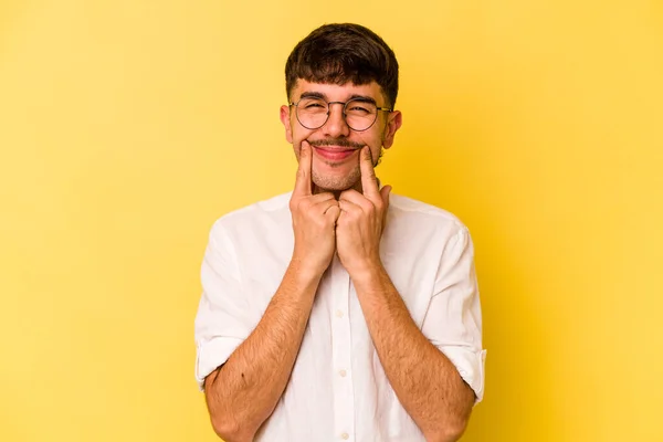 Young Caucasian Man Isolated Yellow Background Doubting Two Options — Stock Photo, Image