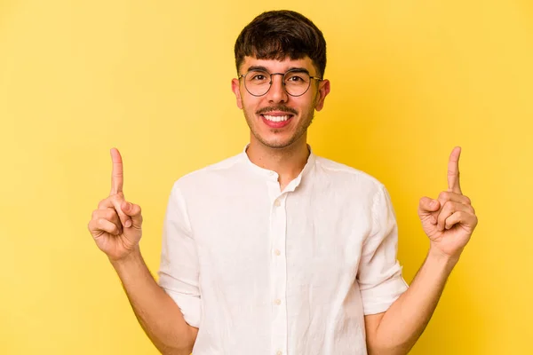Νεαρός Καυκάσιος Άνδρας Απομονωμένος Κίτρινο Φόντο Δείχνει Δύο Μπροστινά Δάχτυλα — Φωτογραφία Αρχείου