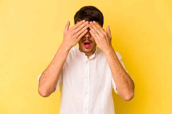 Νεαρός Καυκάσιος Άνδρας Απομονωμένος Κίτρινο Φόντο Φοβάται Καλύψει Μάτια Χέρια — Φωτογραφία Αρχείου