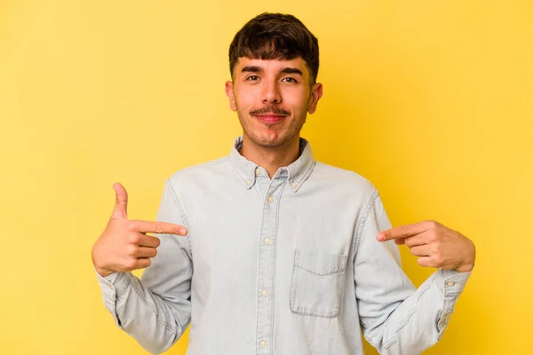 Mladý Běloch Izolovaný Žlutém Pozadí Osoba Ukazuje Ručně Košili Kopírovací — Stock fotografie