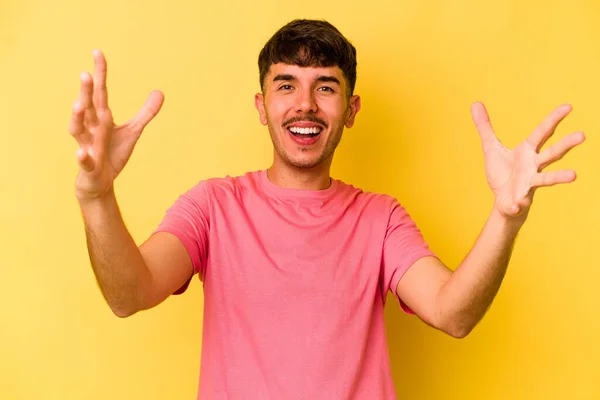 Jovem Caucasiano Isolado Fundo Amarelo Comemorando Uma Vitória Sucesso Ele — Fotografia de Stock