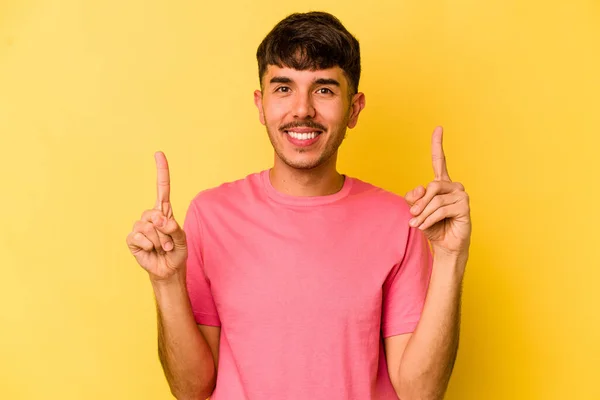 Jeune Homme Caucasien Isolé Sur Fond Jaune Indique Avec Les — Photo