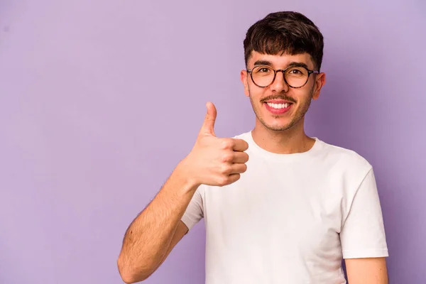 Молодий Білий Чоловік Ізольований Фіолетовому Фоні Посміхаючись Піднімаючи Великий Палець — стокове фото