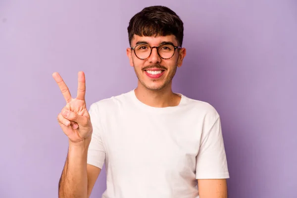 Jeune Homme Caucasien Isolé Sur Fond Violet Montrant Signe Victoire — Photo